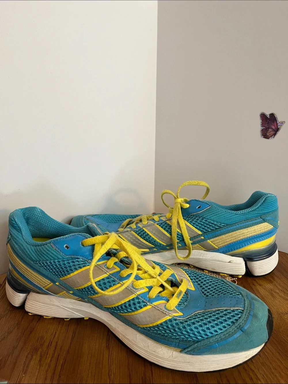 Women’s Adida’s Athletic Sneakers w/ yellow laces 10